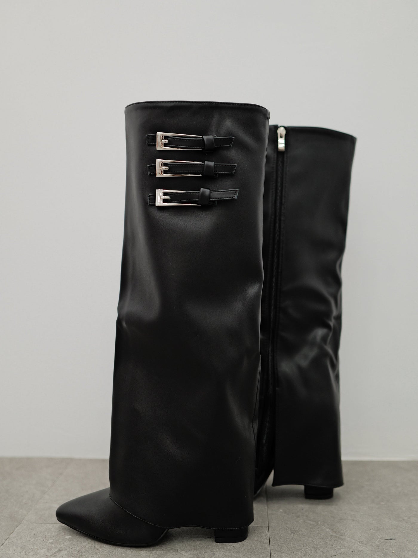 Black plain heeled boot with buckles
