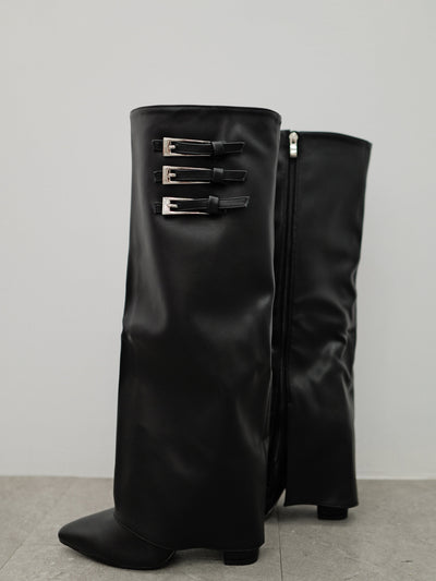 Black plain heeled boot with buckles