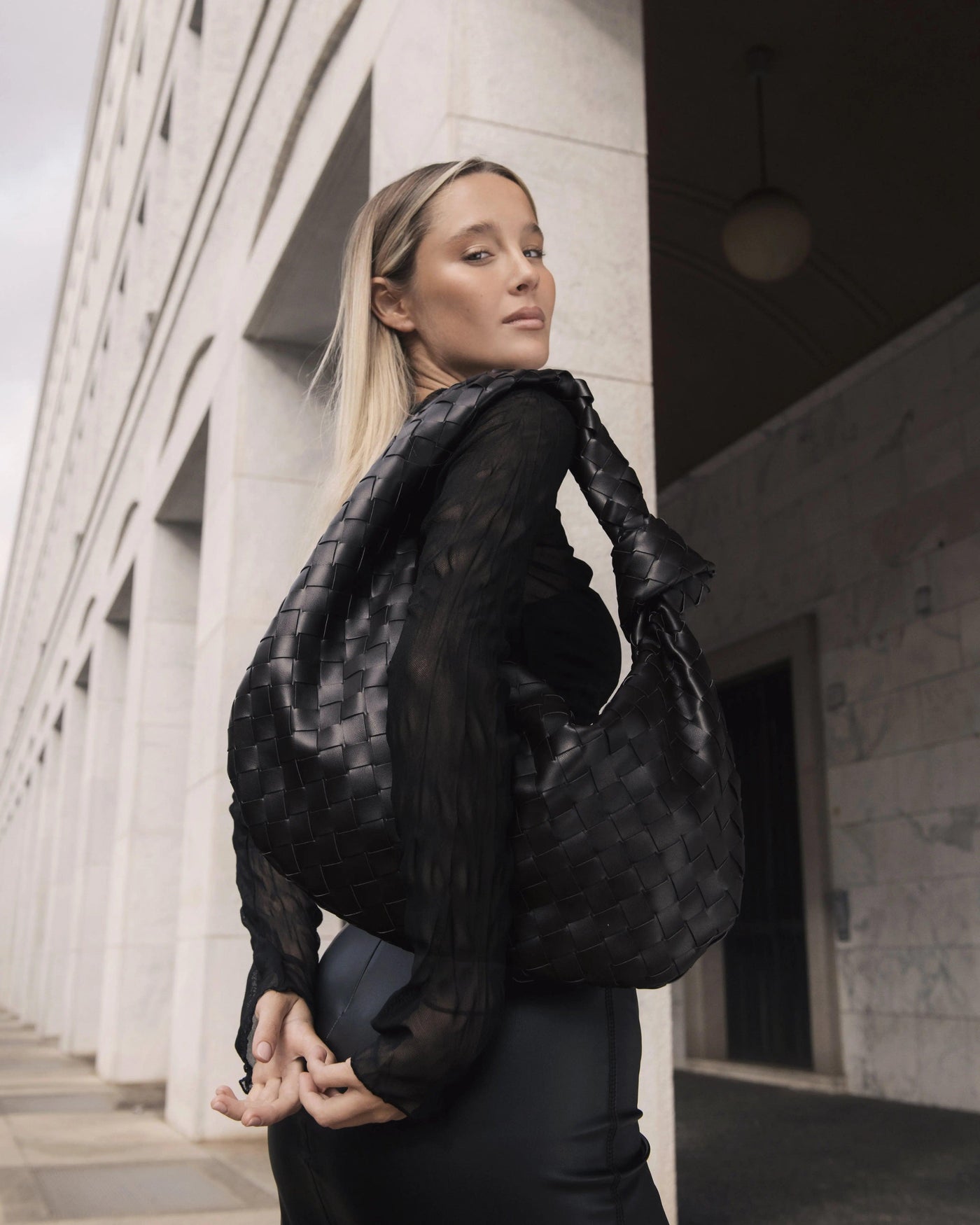Aetherna Shoulder Bag Large Black